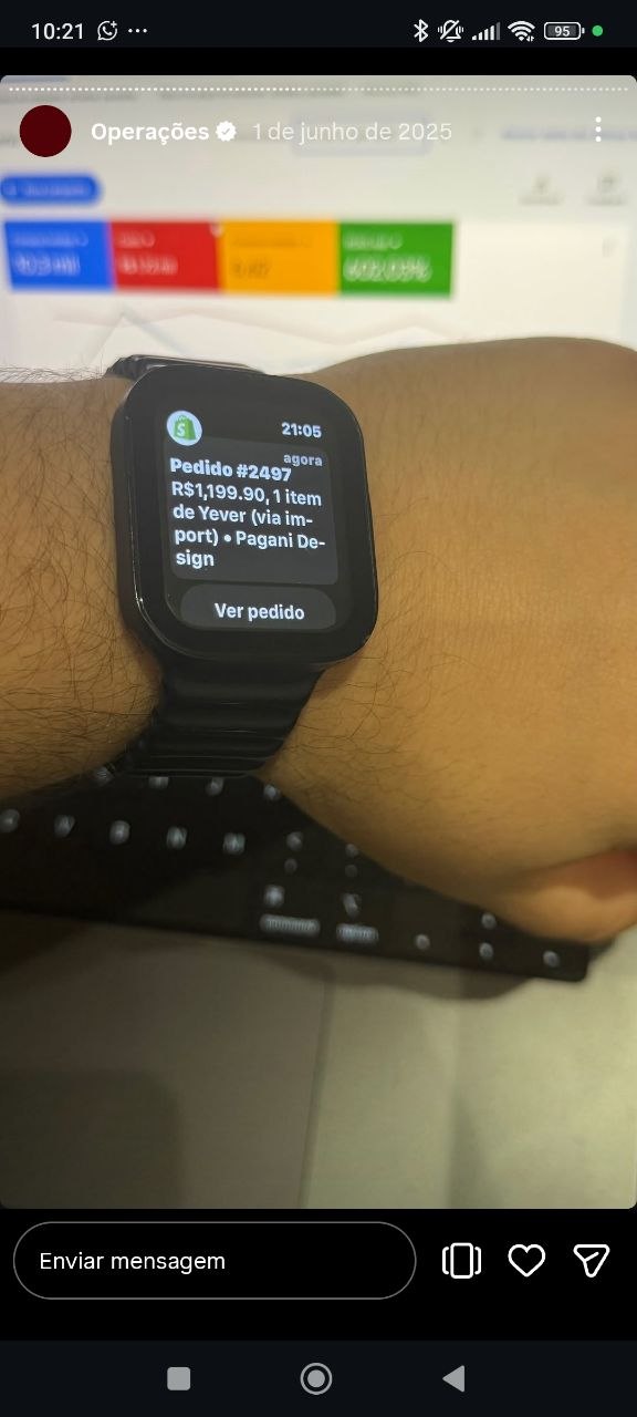 Relógio de Guga exibindo uma notificação de pedido da Pagani Design, com painel ao fundo.